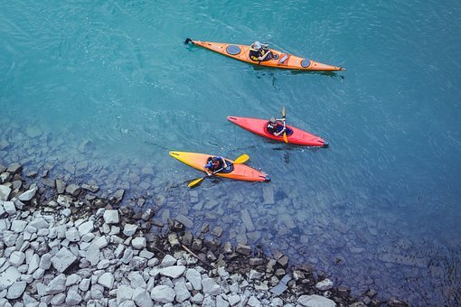 canoes-kayaks en rivière