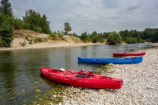 canoes-kayaks sur la berge